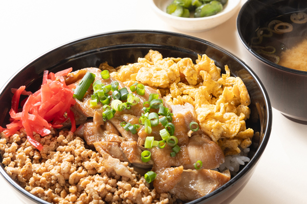 千葉県産ピーナッツ使用の炙り鶏丼のイメージ画像