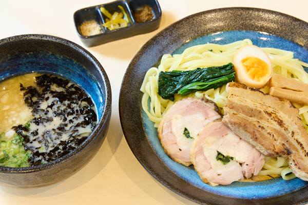 彩の国地鶏タマシャモとゴールデンポークの白湯つけめんのイメージ画像