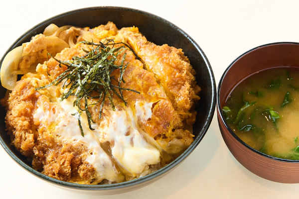 手作りかつ丼と<br>ご当地野菜のらぼう菜のみそ汁のイメージ画像