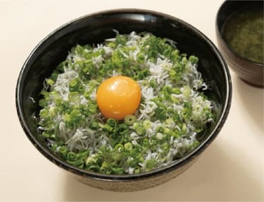 大津港のしらす丼