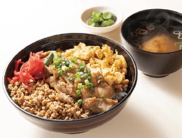 千葉県産ピーナッツ使用の炙り鶏丼