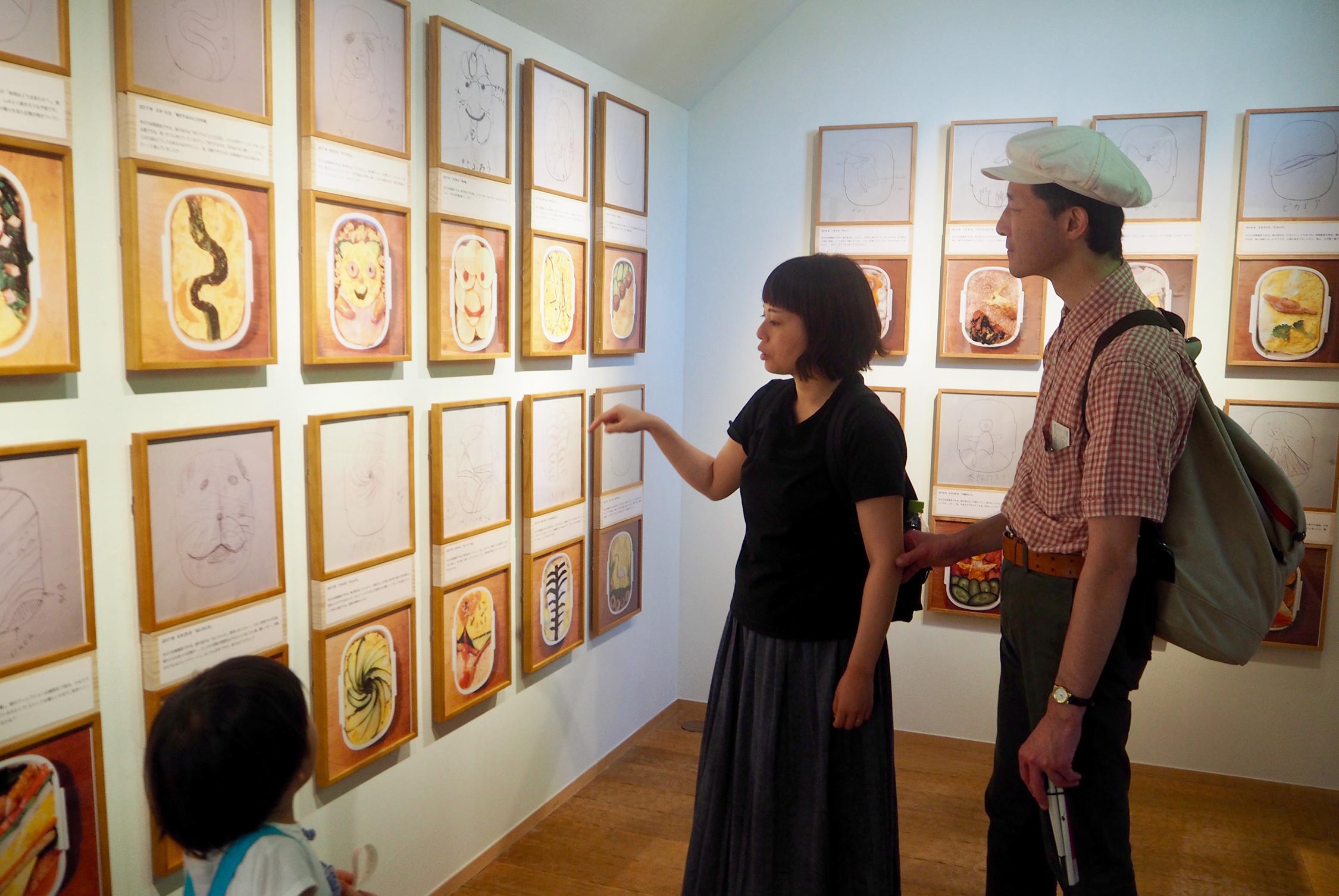 作品を見るマイティと白鳥さん。写真に写っている作品は小山田徹＋香月《お父ちゃん弁当》