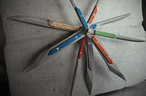 刃物で作られたオブジェ