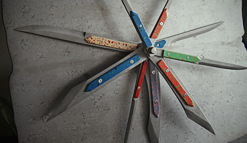 刃物で作られたオブジェ