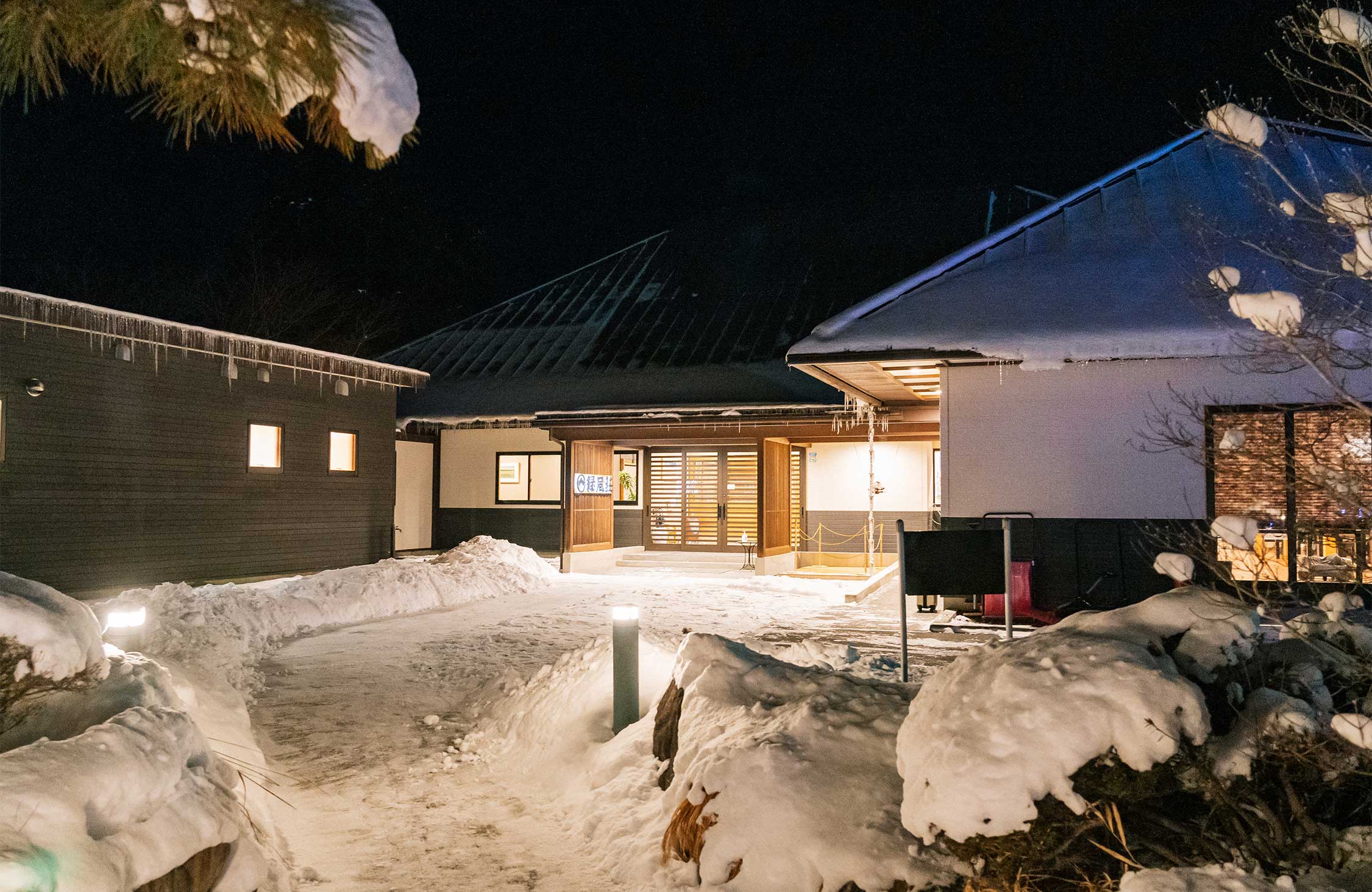 座敷わらしの「亀麿」がもたらす一期一会 大人たちが童心に