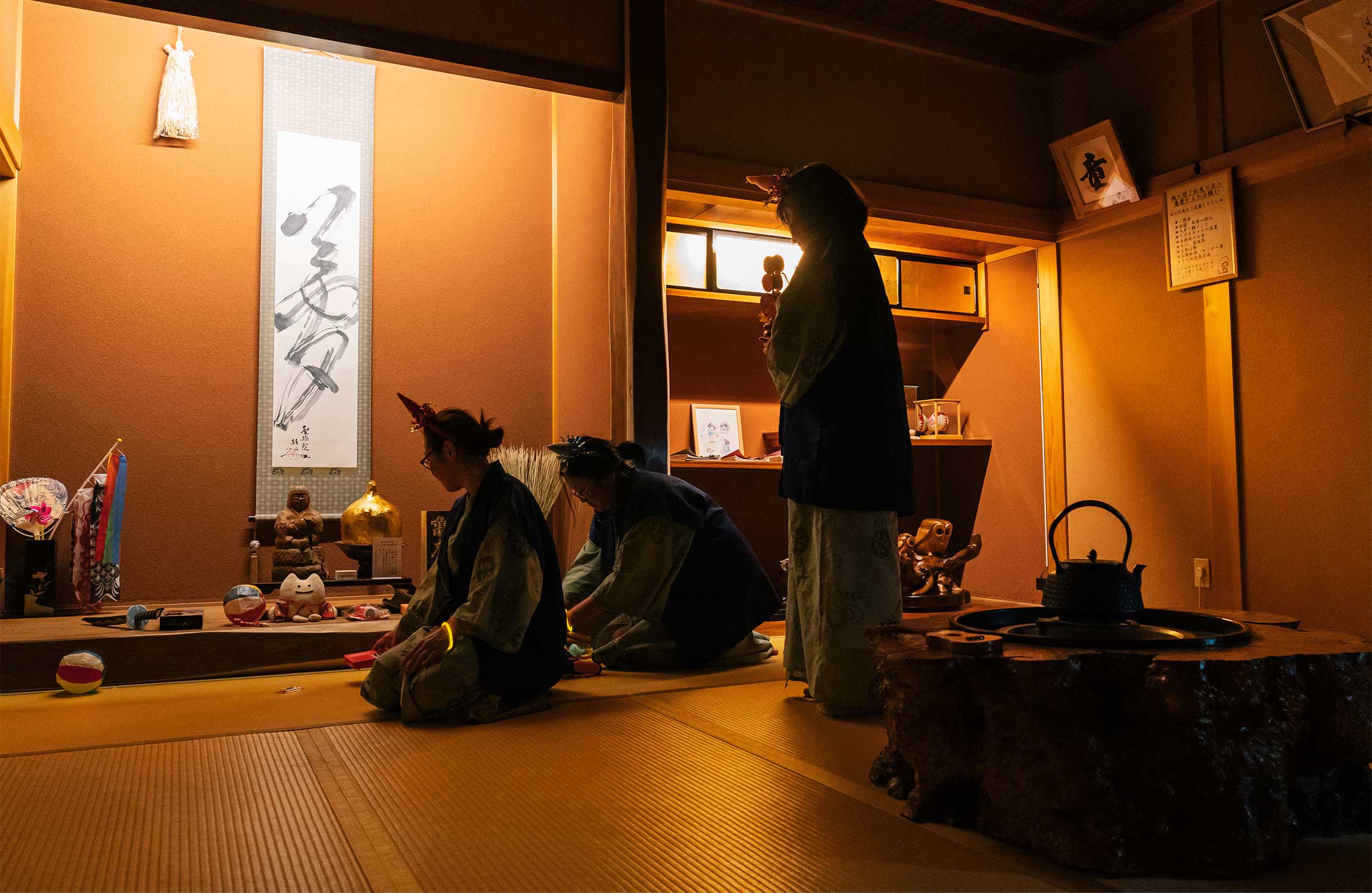 座敷わらしの「亀麿」がもたらす一期一会 大人たちが童心に