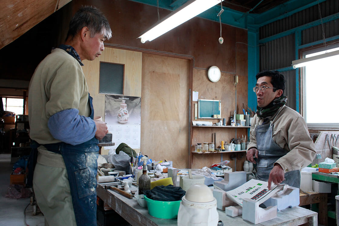 日本陶磁器 発祥の地 有田町に暮らす人々 前編 陶磁器の町を支える職人さん お隣り同士の生地屋と型屋 未知の細道 ドラぷら